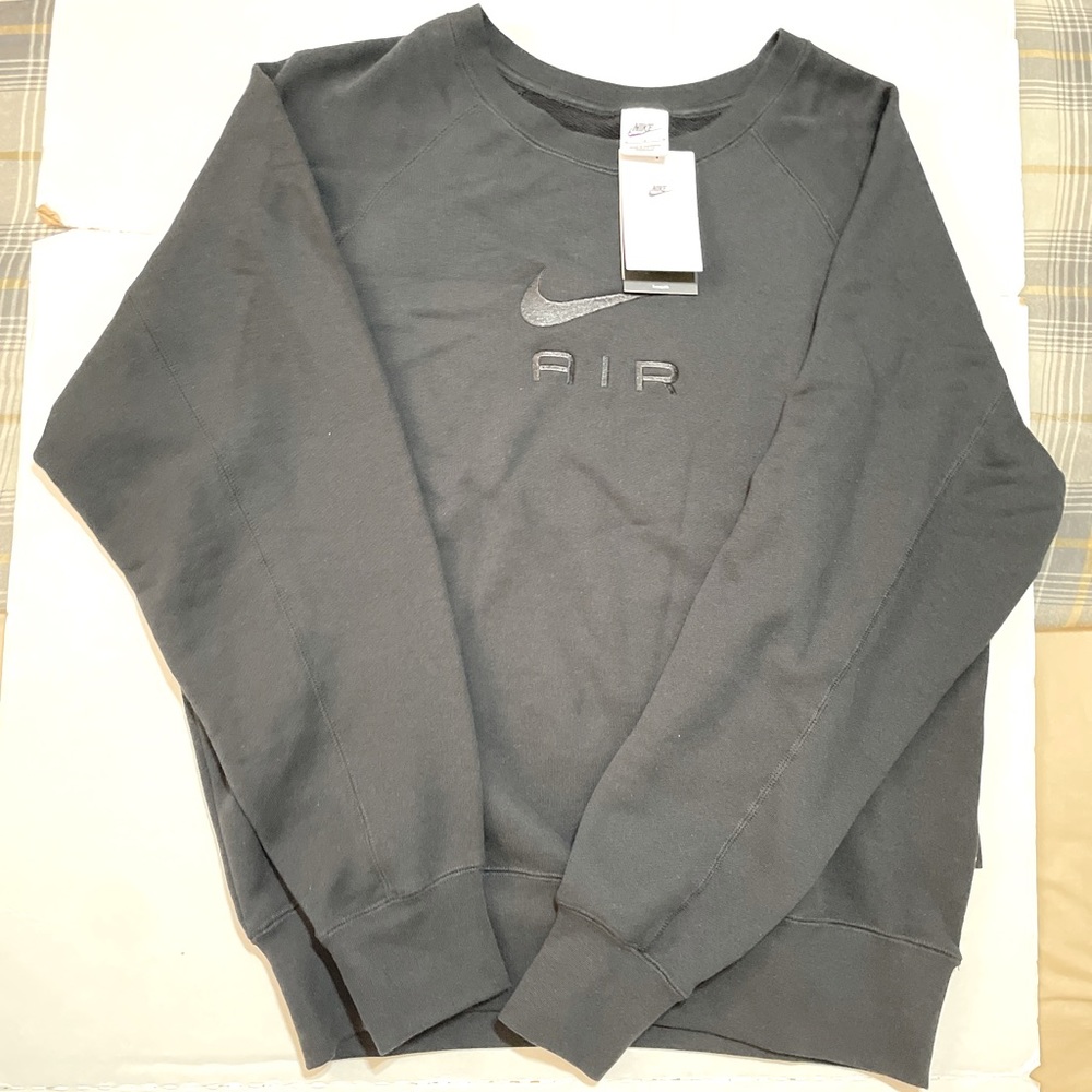 Nike Sportswear Air
Men's French Terry Crew. Loose fit sweater.